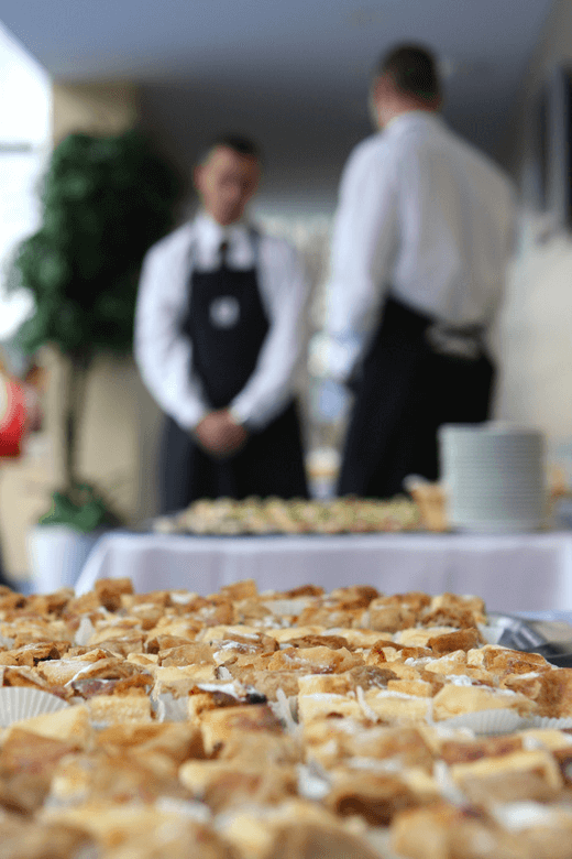 image montrant des serveurs devant des appéritifs