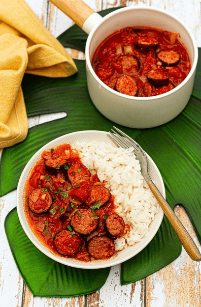 image montrant une barquette de rougail saucisse